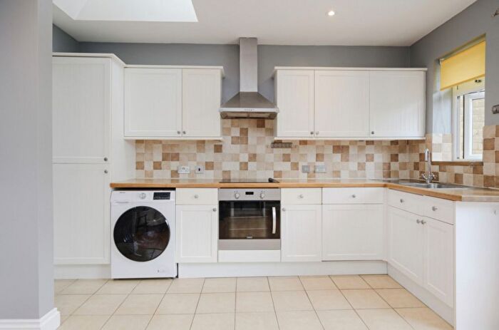 1 Bedroom Flat To Rent In Sandycombe Road, Kew, Tw, TW9