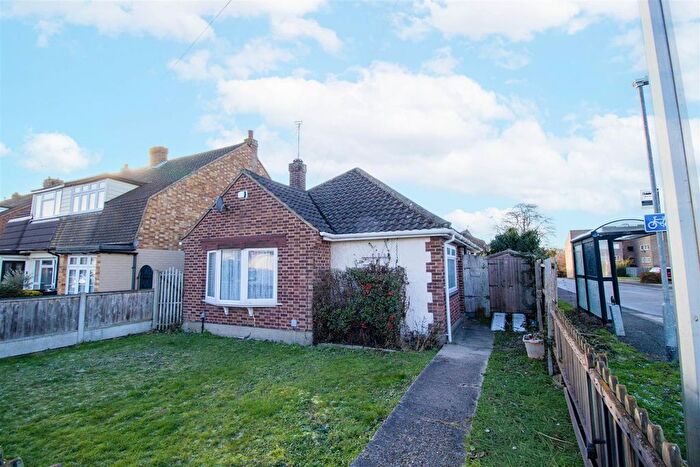 2 Bedroom Detached Bungalow For Sale In Railway Approach, Laindon, SS15
