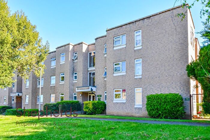 2 Bedroom Flat For Sale In Rawdon Drive, Hoddesdon, EN11