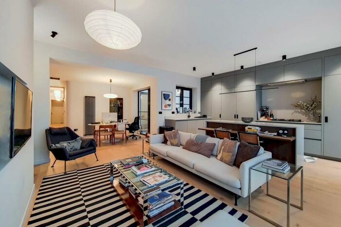 2 Bedroom Flat To Rent In Redcliffe Square, Chelsea, London, SW10