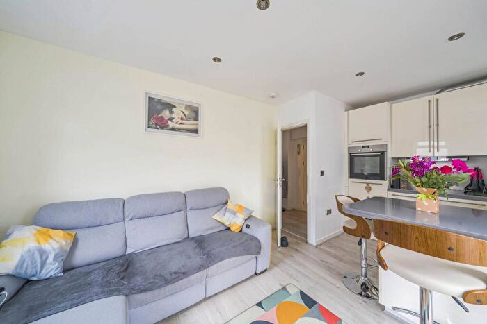 2 Bedroom Flat To Rent In St James Road, Tooting, Mitcham, CR4