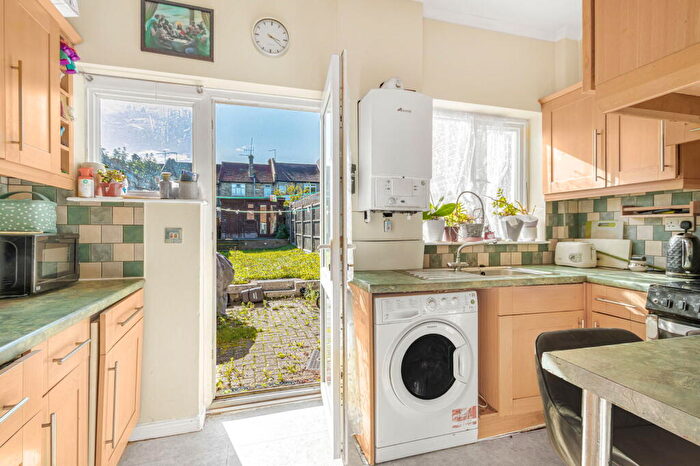 2 Bedroom Terraced House For Sale In Queens Road, Finchley Central, N3