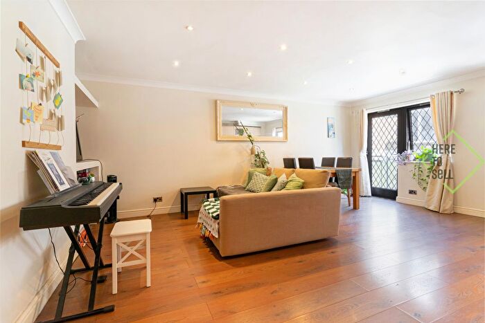 2 Bedroom Flat For Sale In St Marys Grace Court, Cartwright Street, London, Greater London, E1