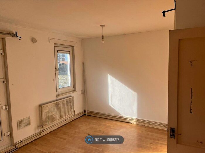 Studio To Rent In Aldrington Road, London, SW16