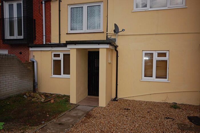 2 Bedroom Flat To Rent In South Street, Pennington, Lymington, Hampshire, SO41