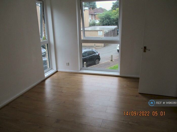 1 Bedroom Flat To Rent In Lingfield Close, Enfield, EN1