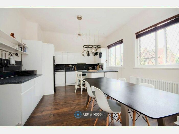 2 Bedroom Flat To Rent In Barrow Road, London, SW16