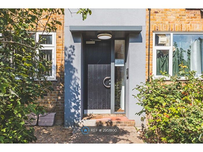 2 Bedroom Flat To Rent In Crescent House, London, SW20
