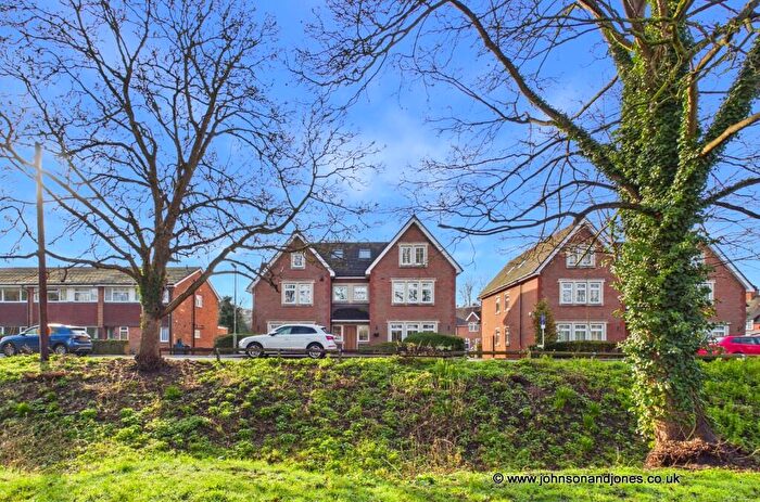 2 Bedroom Flat For Sale In Orchard View, Chertsey, Surrey, KT16