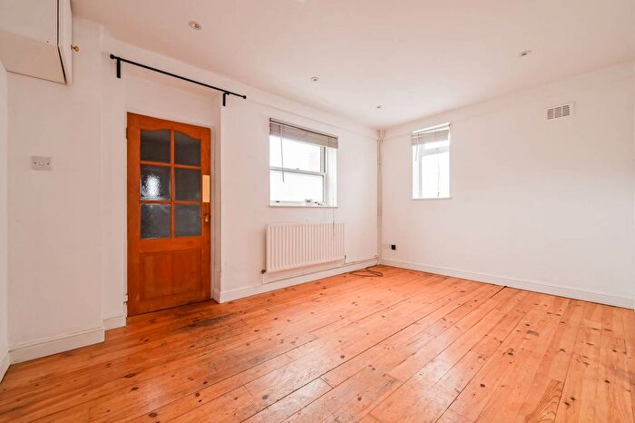 2 Bedroom Flat To Rent In Grove Road, Mile End, London, E3