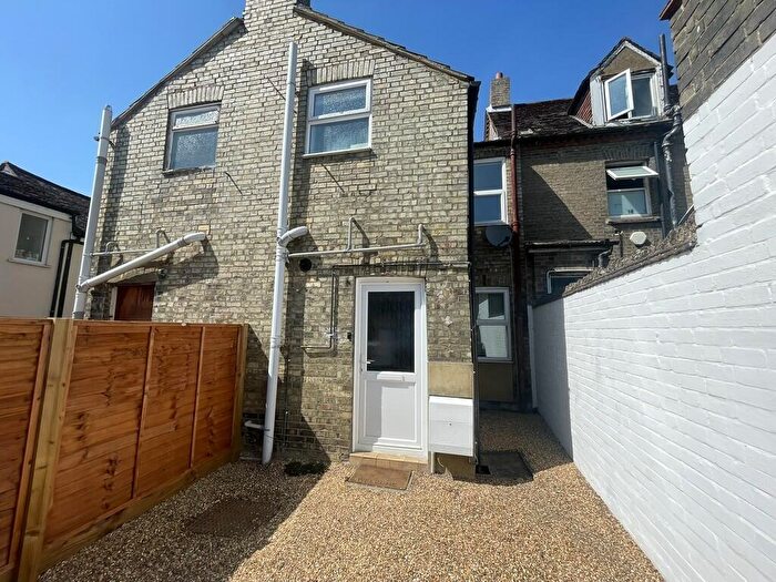 2 Bedroom Maisonette For Sale In High Street, Biggleswade, SG18