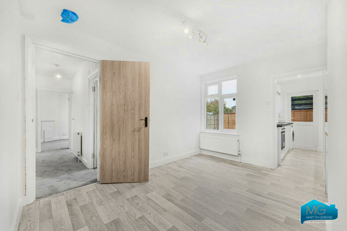 3 Bedroom Maisonette To Rent In Long Lane, East Finchley, London, N2