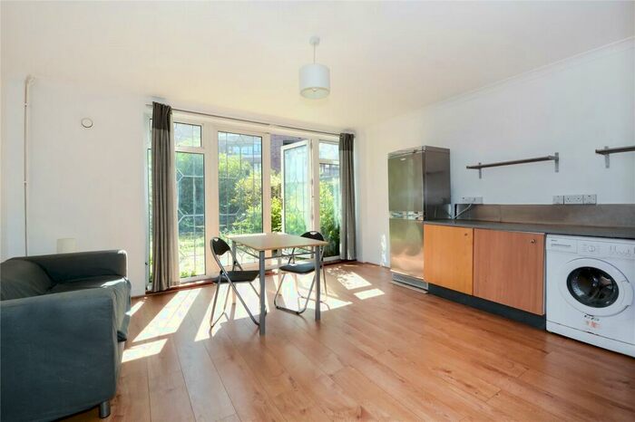 4 Bedroom Flat To Rent In Fellows Court, Weymouth Terrace, E2