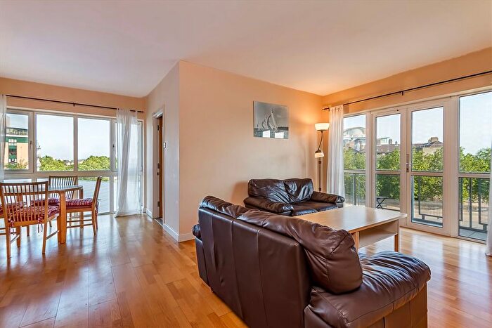 2 Bedroom Flat For Sale In Riverview Court, Bellgate Place, E14