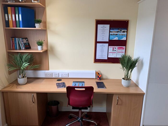 Studio To Rent In Longside Lane, Bradford, BD7