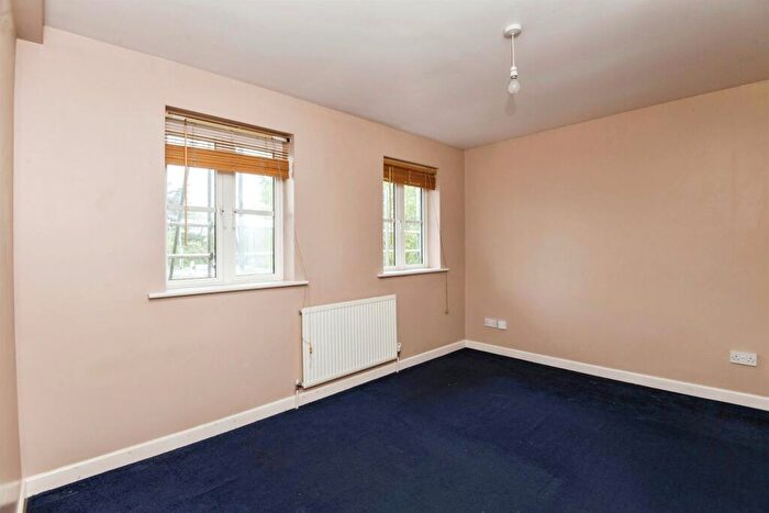 2 Bedroom Flat For Sale In Lewis Crescent, Exeter, EX2