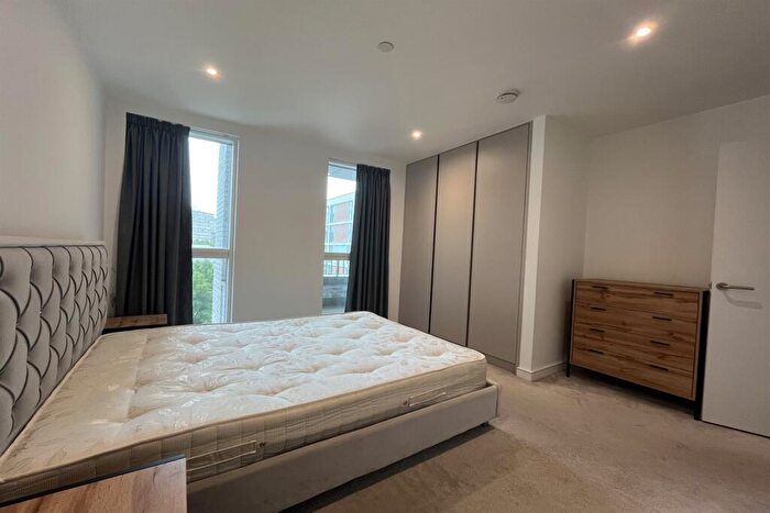 2 Bedroom Apartment To Rent In Duval House, London, SW11