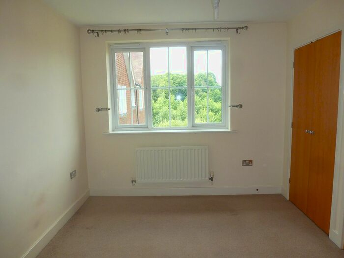 2 Bedroom Flat To Rent In Highbank, Haywards Heath RH16