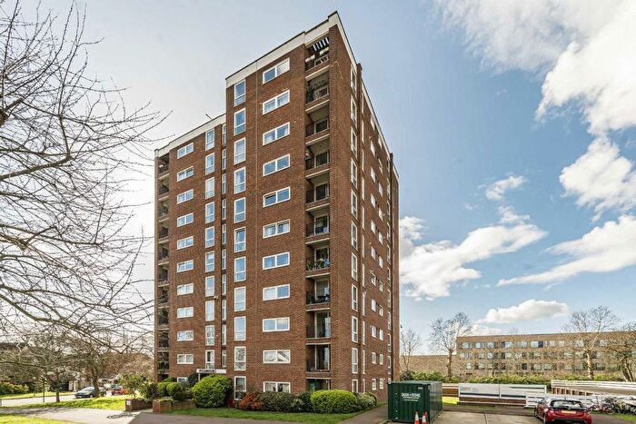 2 Bedroom Flat For Sale In Green Vale, Ealing, W5