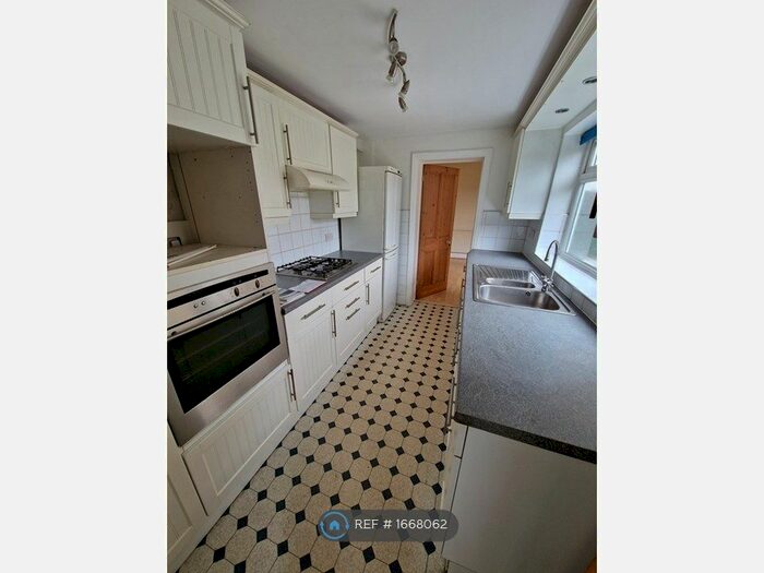 4 Bedroom Semi-Detached House To Rent In Highland Gardens, Ilford, IG1
