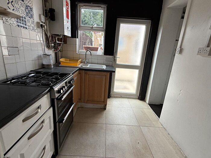 2 Bedroom Flat To Rent In Cromwell Road, Hounslow, Greater London, TW3