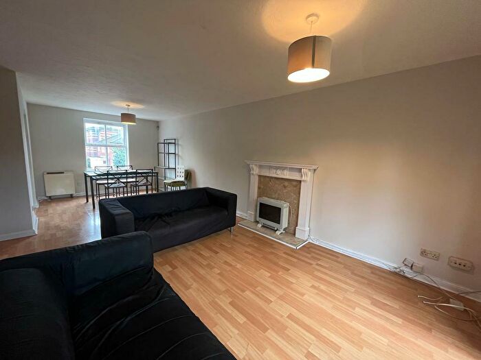 2 Bedroom Flat To Rent In Linen Court, Trinity Riverside, Salford, M3