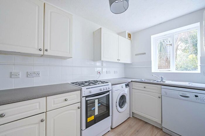 4 Bedroom House To Rent In Grimsby Grove, Gallions Reach, London, E16