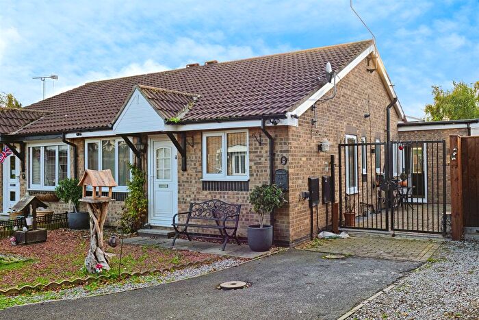 2 Bedroom Semi Detached Bungalow For Sale In The Orchard, Hull, HU9