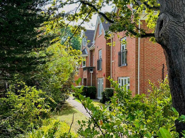 3 Bedroom Flat To Rent In Burleigh Mansions, Walton On Thames., KT12