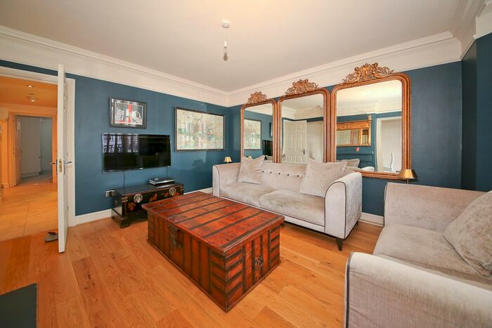 2 Bedroom Flat To Rent In The Pantiles, Tunbridge Wells, TN2