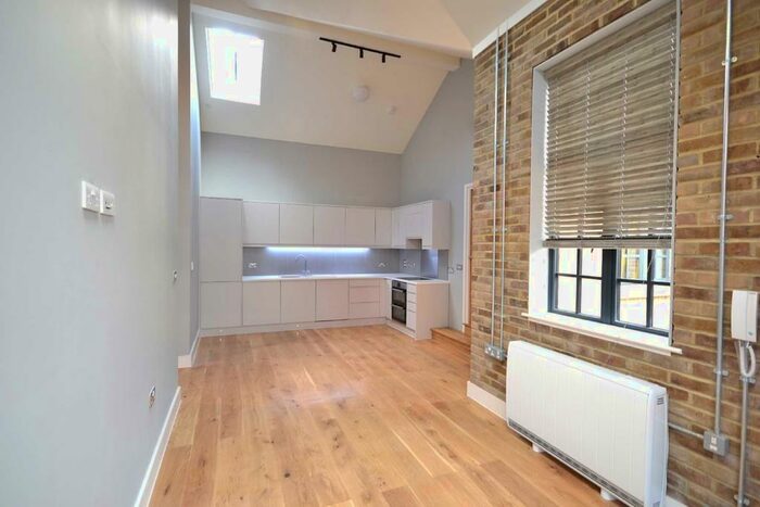 2 Bedroom Flat To Rent In - High Street, Epping, CM16