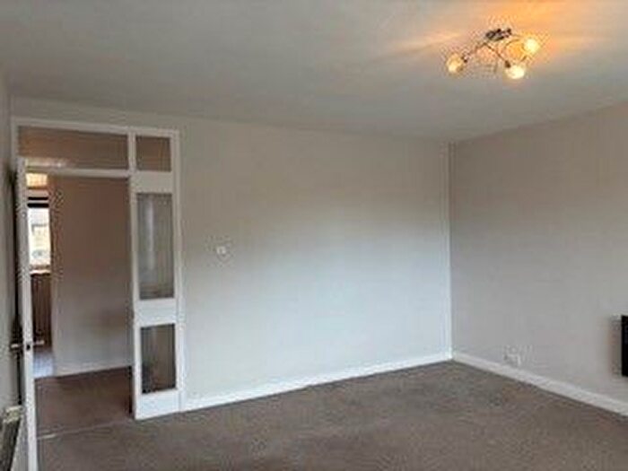 1 Bedroom Flat For Sale In Chase Road, Oakwood, N14