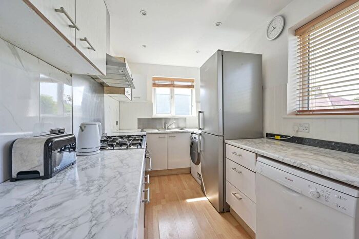 3 Bedroom Flat To Rent In Braeside Avenue, Wimbledon, London, SW19