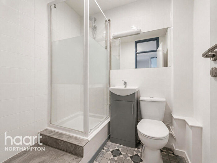 3 Bedroom Apartment For Sale In Cliftonville Court, Northampton, NN1