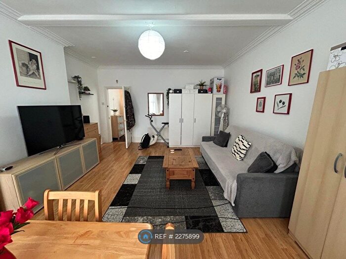 3 Bedroom Flat To Rent In Greenford Avenue, London, W7