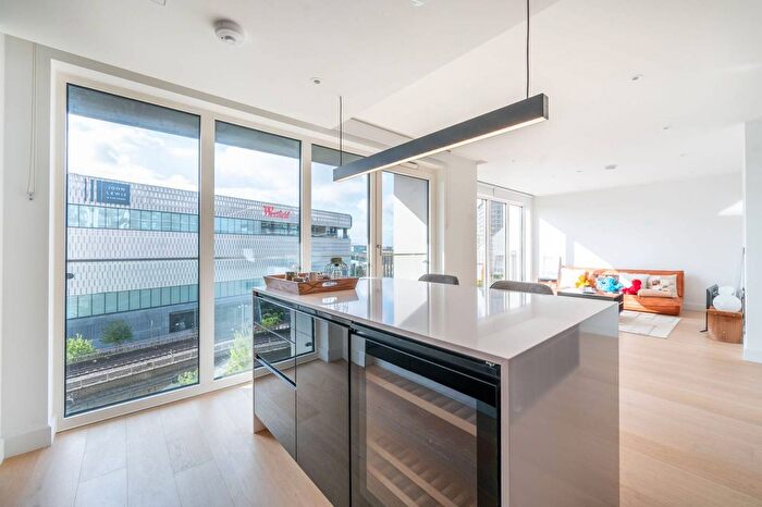 2 Bedroom Flat To Rent In Lincoln Apartments, White City, London, W12