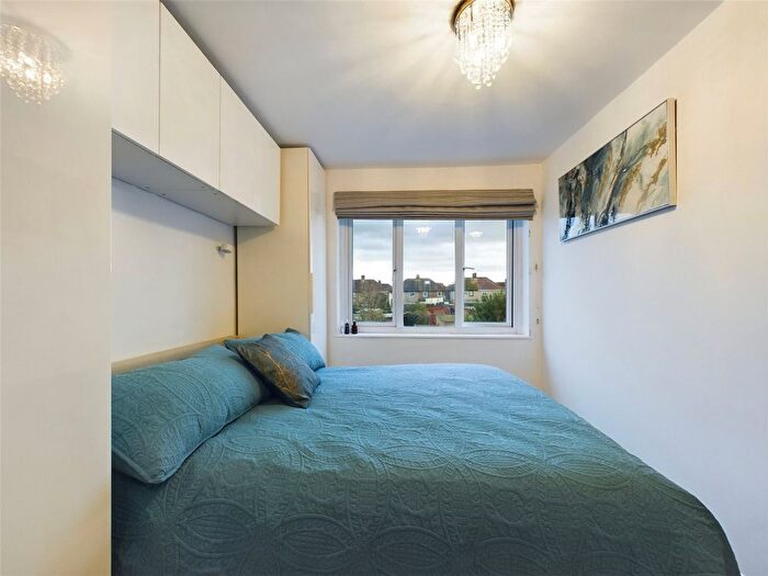 1 Bedroom Flat For Sale In Fourth Avenue, Romford, RM7