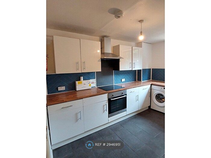 5 Bedroom Flat To Rent In Mcintosh House, London, SE16