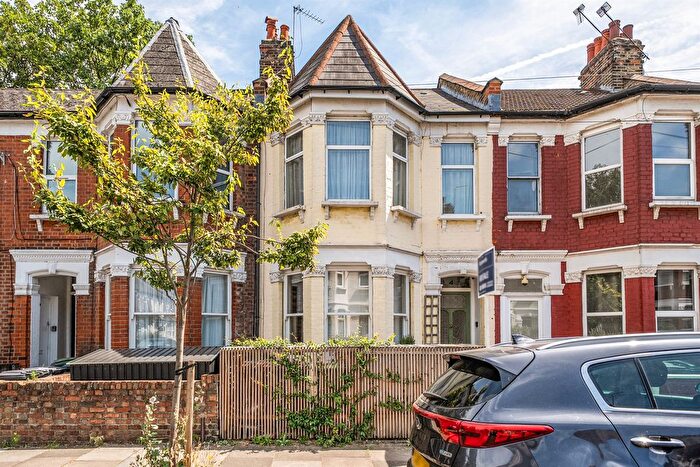 2 Bedroom Flat For Sale In Woodside Gardens, London, N17