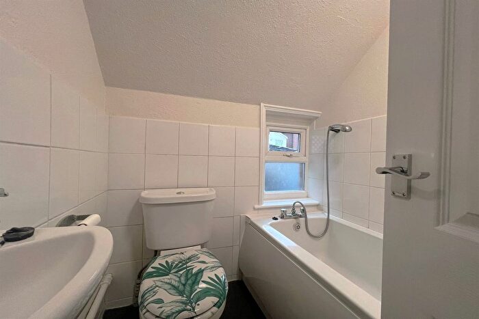 1 Bedroom Flat To Rent In Queen Street, Horsham, West Sussex, RH13