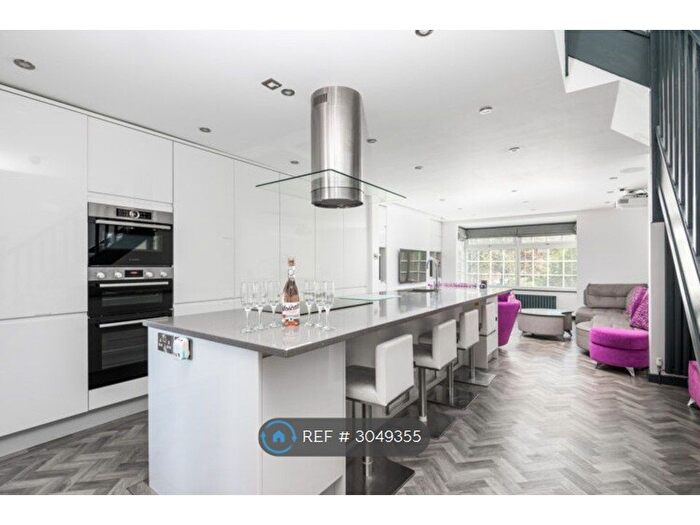 3 Bedroom Maisonette To Rent In Cherry Tree - East Parade, York, YO31