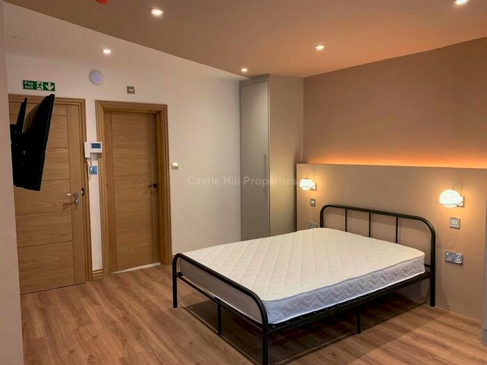 Studio To Rent In The Avenue, London, Greater London., W13