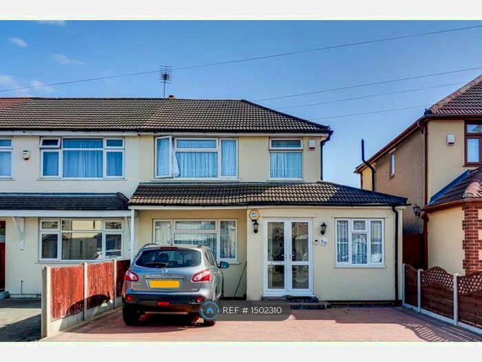 4 Bedroom End Of Terrace House To Rent In Rosebank Avenue, Hornchurch, RM12