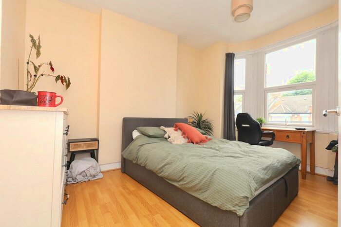 1 Bedroom Flat To Rent In Winchester Road, Chingford, E4