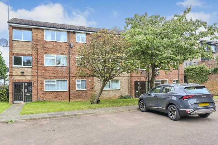 2 Bedroom Flat To Rent In Crabtree Lane, Harpenden, AL5