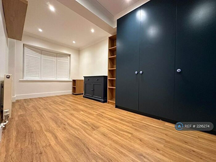 6 Bedroom Semi-Detached House To Rent In Sinclair Grove, London, NW11