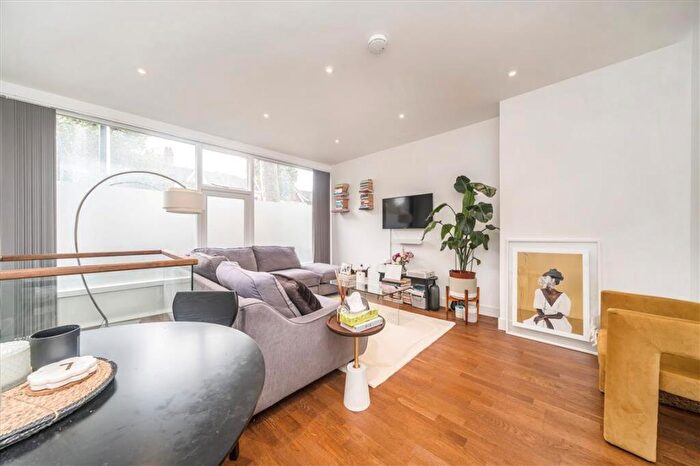 1 Bedroom Flat For Sale In Brownhill Road, Hither Green, SE6