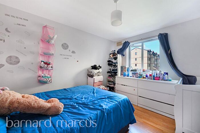 2 Bedroom Flat For Sale In Samuel Close, London, SE14