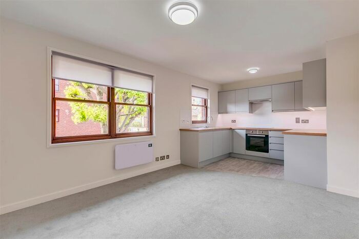 1 Bedroom Flat To Rent In Mayfield Road, London, W12