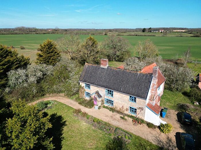 5 Bedroom Farm House For Sale In Holly Bush Farm, Brampton, NR34